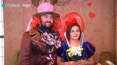Білосніжка і Капелюшник: у Рівному влаштували костюмоване весілля Білосніжка і Капелюшник: у Рівному влаштували костюмоване весілля