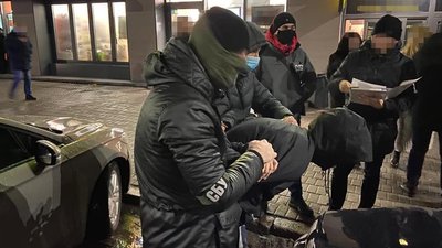 У Житомирі затримали вимагачів, які тероризували і вимагали кошти у містян У Житомирі затримали вимагачів, які тероризували і вимагали кошти у містян