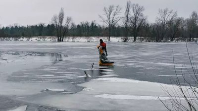Захотів екстриму й провалився під лід: на столичній Оболоні водолази дістали чоловіка з крижаної води