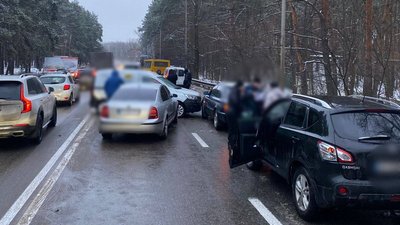 ДТП за участі 13 автомобілів на вулиці Дніпроводській у Києві