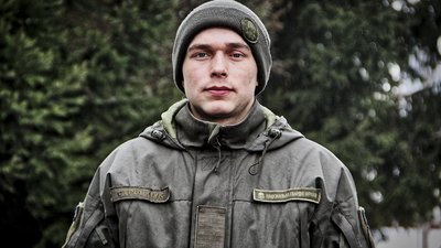 Військовий витягнув автомобіля трьох чоловіків, які потрапили у ДТП Військовий витягнув автомобіля трьох чоловіків, які потрапили у ДТП