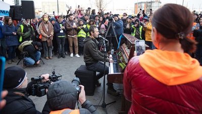 Святослав Вакарчук виступив біля львівського залізничного вокзалу
