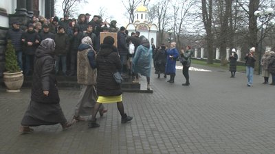 Близько двохсот прихожан Кам’янець-Подільського собору Олександра Невського єпархії УПЦ (МП) стоять на вході, співають молитви, обходять собор хресною ходою і не впускають у храм ревізійну комісію новообраної парафіяльної ради описувати майно. Близько двохсот прихожан Кам’янець-Подільського собору Олександра Невського єпархії УПЦ (МП) стоять на вході, співають молитви, обходять собор хресною ходою і не впускають у храм ревізійну комісію новообраної парафіяльної ради описувати майно.