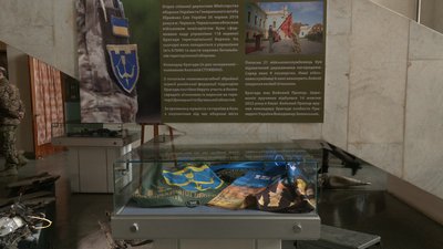 Бронежилет зі слідами крові: у Черкаському музеї представили військову виставку Бронежилет зі слідами крові: у Черкаському музеї представили військову виставку
