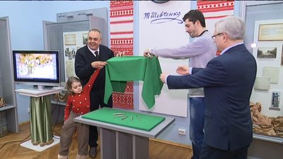 Срібні гривні часів Київської Русі передали до музею краєзнавці у Сумах