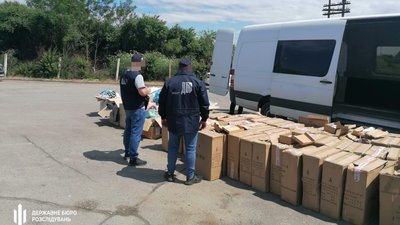 На Закарпатській митниці мікроавтобуси з тонною одягу пропустили як порожні. Підозрюють митника
