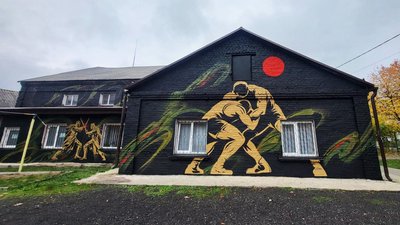 Мурал, створений військовими на стіні спортшколи у Ковелі