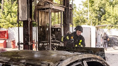 Рятувальник гасить займання на заправці у Київському районі Харкова, 3 липня 2026 року