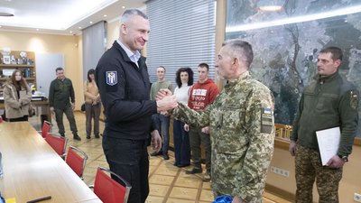 Віталій Кличко вручає ветеранам ордери на квартири