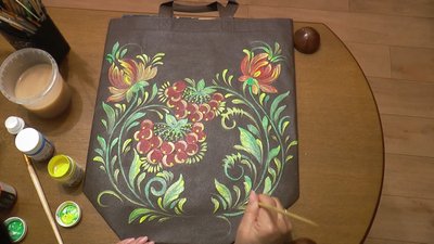 Переселенка з Торецька розмальовує та продає торбинки, щоб допомогти ЗСУ Переселенка з Торецька розмальовує та продає торбинки, щоб допомогти ЗСУ