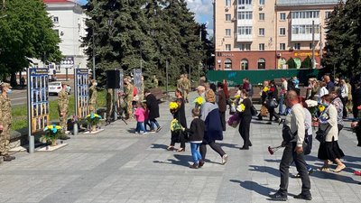 У Житомирі в День Героїв вшанували пам'ять загиблих воїнів У Житомирі в День Героїв вшанували пам'ять загиблих воїнів