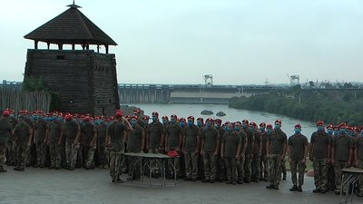 У Запоріжжі вручили артилерійські берети військовослужбовцям 55 бригади
