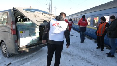 "Це має хтось робити". Вже рік "Лікарі без кордонів" евакуйовують поранених українців "Це має хтось робити". Вже рік "Лікарі без кордонів" евакуйовують поранених українців