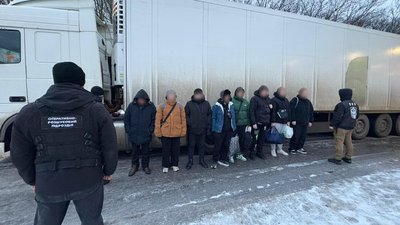 іноземець перевозив чоловіків у вантажівці з пивом