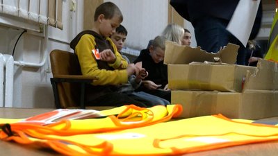 Проєкт "Світлодіти": переселенців і школярів Рівного забезпечують світловідбивними елементами