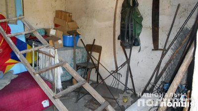 Кошти підозрюваний витратив на власні потреби, продукти з’їв, а от інші викрадені речі у нього вилучили. Фото: ГУ НП у Хмельницькій області Кошти підозрюваний витратив на власні потреби, продукти з’їв, а от інші викрадені речі у нього вилучили. Фото: ГУ НП у Хмельницькій області