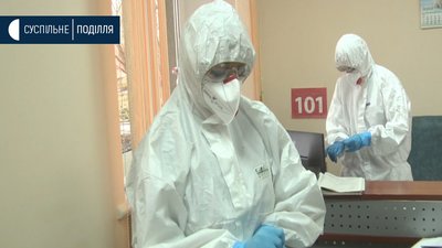 В інфекційні лікарні Хмельницького для лікування хворих з COVID-19 задіяно понад 100 працівників