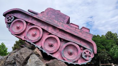У Рівному пам'ятник радянському воєначальнику пофарбували в рожевий У Рівному пам'ятник радянському воєначальнику пофарбували в рожевий