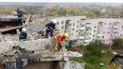 Розбирають завали й допомагають людям. Як прикарпатські рятувальники працюють на Харківщині Розбирають завали й допомагають людям. Як прикарпатські рятувальники працюють на Харківщині