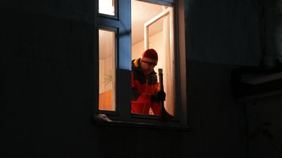 У Сумах безпілотник влучив у двір багатоповерхівок 3 лютого 2026 року