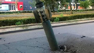 Миколаївські комунальники ліквідували наслідки влучання снаряда