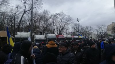 Протест міжнародних перевізників під Кабміном Протест міжнародних перевізників під Кабміном