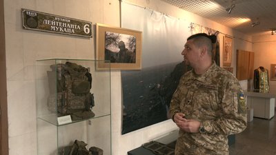 Бронежилет зі слідами крові: у Черкаському музеї представили військову виставку