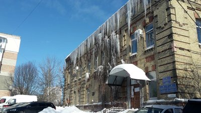 У Луцьку чистять дахи будинків від бурульок: містян просять бути обережними
