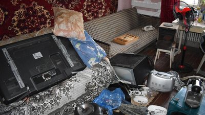 У Вільчі на Харківщині поліція знайшла схованки окупантів: армія РФ викрала в селян шампури з парасольками
