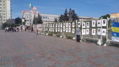 130 портретів Героїв: у Рівному вшановують загиблих на Сході бійців
