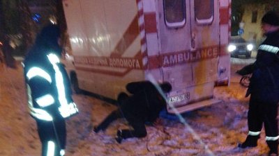 Рятувальники витягують з снігових заметів авто "Швидкої" допомоги у Луцьку Рятувальники витягують з снігових заметів авто "Швидкої" допомоги у Луцьку