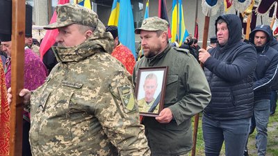 У громадах Тернопільщини в останню дорогу провели двох воїнів