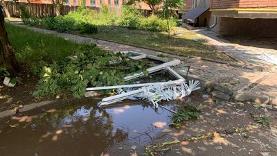 Залишки знищених вікон Залишки знищених вікон