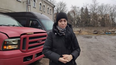 Волонтери американського фонду відправили бійцям позашляховик Волонтери американського фонду відправили бійцям позашляховик