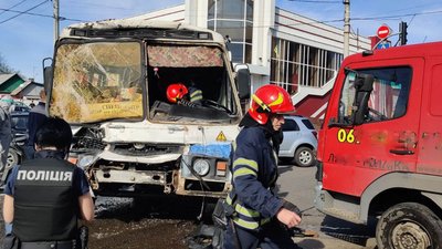 ДТП у Черкасах: зіштовхнулися автобус, евакуатор і легковик