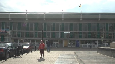 Жорсткий карантин відчувається хіба лише на залізничному вокзалі станції Хмельницький - потяги не беруть пасажирів з "червоної зони". Фото: Суспільне.