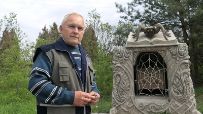Історія звільненого скульптора, який зробив для селища на Сумщині десяток скульптур казкових героїв