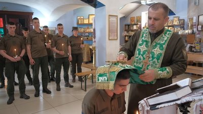 Подарований хрест врятував захисника: військовий капелан із Вінниці розповів про свою службу
