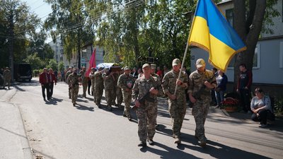 У Сумській громаді провели в останню путь військовослужбовця Юрія Комісара У Сумській громаді провели в останню путь військовослужбовця Юрія Комісара