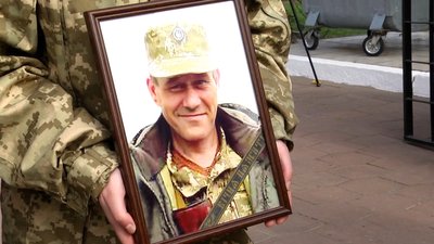 У Житомирі попрощалися із "азовцем" Віталієм Лобовим та командиром відділення Максимом Євпаком У Житомирі попрощалися із "азовцем" Віталієм Лобовим та командиром відділення Максимом Євпаком