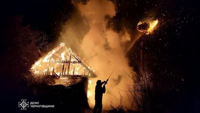 Згоріли чотири господарські будівлі: у селі на Чернігівщині сталося три підпали