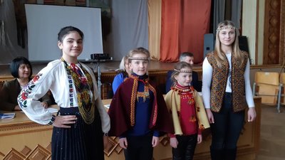 На Франківщині у світлиці "Гуцульського ґердана" майстрині представили старовинні етнічні прикраси