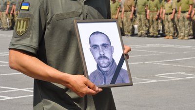 На Тернопільщині попрощалися з військовослужбовцем Русланом Романцем
