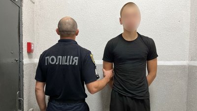 Вдарив ножем хлопця та одразу втік з місця події: у Мукачеві затримали 16-річного юнака Вдарив ножем хлопця та одразу втік з місця події: у Мукачеві затримали 16-річного юнака