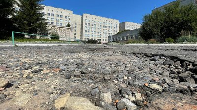 "Ма, я хочу жити, спаси": чому на Сумщині не ремонтують під'їзд до дитячої обласної лікарні