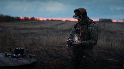 Прикордонник керує дроном Прикордонник керує дроном