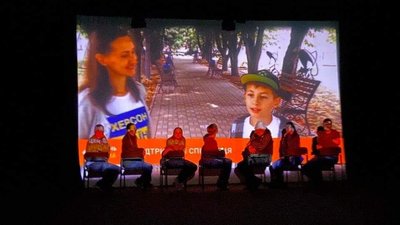 "Лишатися (не)можна" — у Києві відбулась прем'єра вистави херсонського театру "Лишатися (не)можна" — у Києві відбулась прем'єра вистави херсонського театру