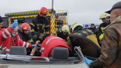 Рятувальники та медики допомагають водію, якого затисло понівеченими конструкціями автомобіля внаслідок ДТП 7 січня 2023 року Рятувальники та медики допомагають водію, якого затисло понівеченими конструкціями автомобіля внаслідок ДТП 7 січня 2023 року