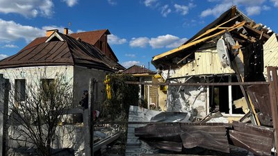 Що відбувається на місці ракетного удару по передмістю Дніпра: фоторепортаж
