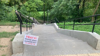 У тернопільському парку "Сопільче" похилився підвісний міст У тернопільському парку "Сопільче" похилився підвісний міст